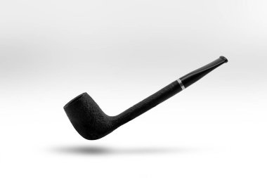 Beyaz arka planda izole edilmiş sigara piposu