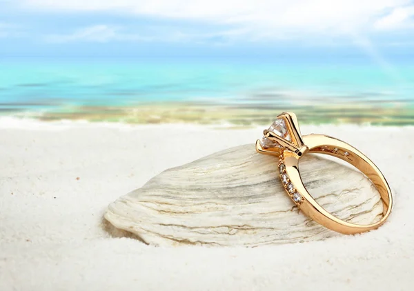 Jewellry pierścionek z big diamond na piasek z plaży kopiowania miejsca, więc — Zdjęcie stockowe