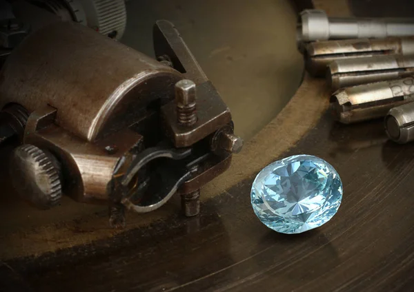 Облицювання дорогоцінного каміння, великий діамант з ювелірним обладнанням на фоні — стокове фото