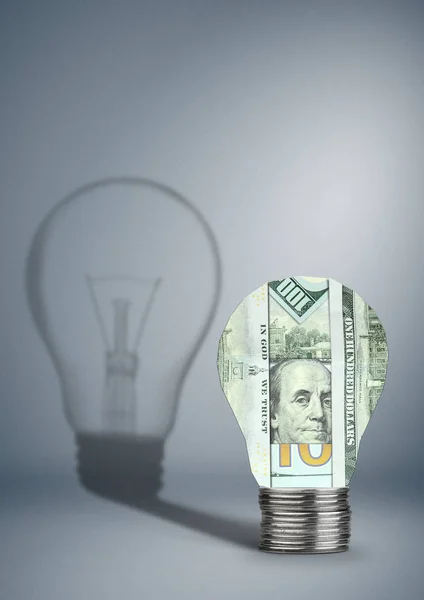Лампочка з грошей з тіні, фінансова концепція — стокове фото