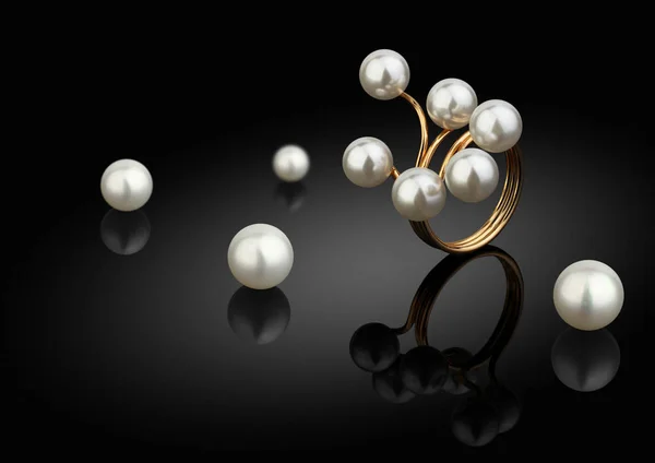 Gioiello, anello con perle su sfondo nero — Foto Stock
