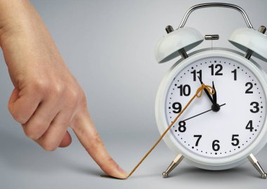 El bitiş saat çalar saat, son tarih kavramı üzerinde