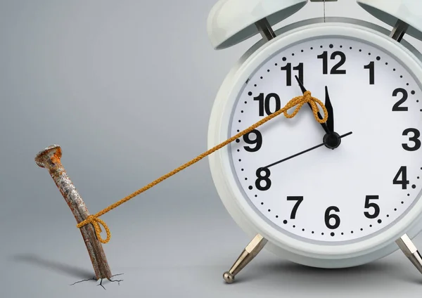 Çivi, gecikme kavramı çalar saat durağı zamanında — Stok fotoğraf