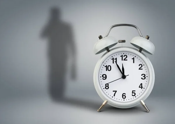Relógio com sombra de homem de negócios, conceito de gerenciamento de tempo — Fotografia de Stock