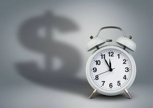 Wekker met dollar schaduw, tijd is geld begrip — Stockfoto