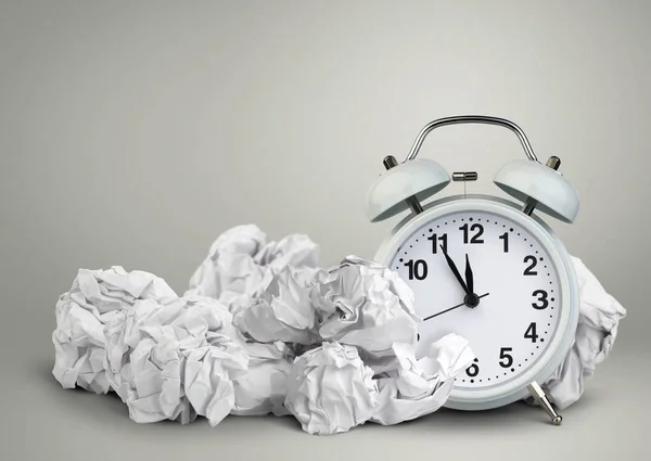Relógio despertador e desajeitado peper, conceito de perda de tempo — Fotografia de Stock
