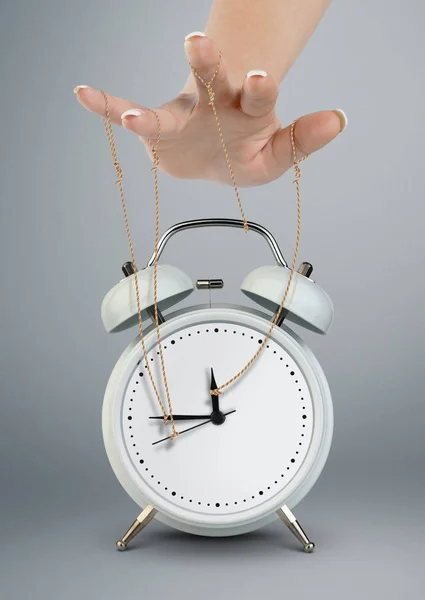 Saat, zaman yönetimi kavramı manipüle el kuklacı — Stok fotoğraf