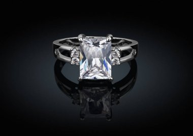 siyah arka plan w üzerinde büyük kare temiz elmas takı ring