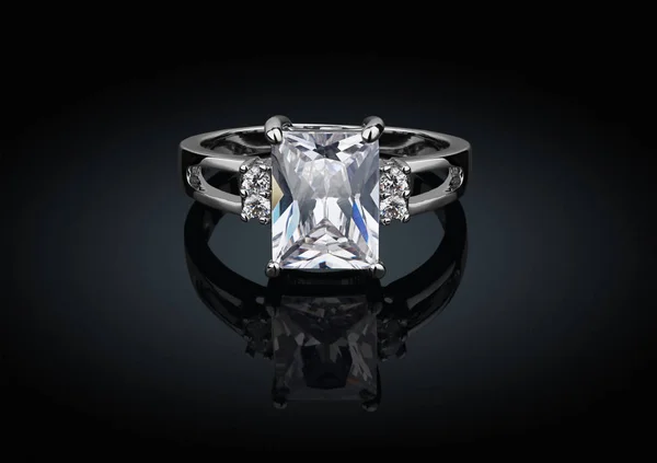 검은 배경 승에 큰 사각형 깨끗 한 다이아몬드와 보석 반지 — 스톡 사진