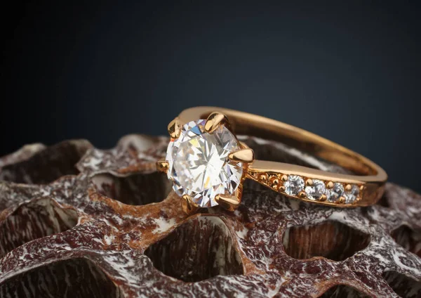 Goldener Schmuckring mit großem Diamanten auf trockener Lotusblume, makr — Stockfoto