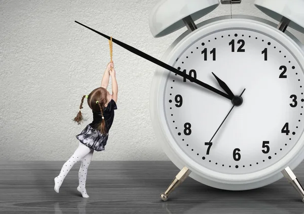 Criança puxando relógio de mão, conceito de gerenciamento de tempo — Fotografia de Stock