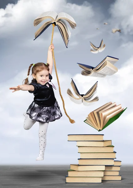 教育创新概念，儿童女孩飞在书上 — 图库照片
