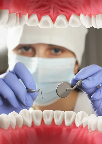 Ο οδοντίατρος εξετάζει ασθενή δόντια, μέσα στο στόμα προβολή. Απαλή εστίαση — Φωτογραφία Αρχείου