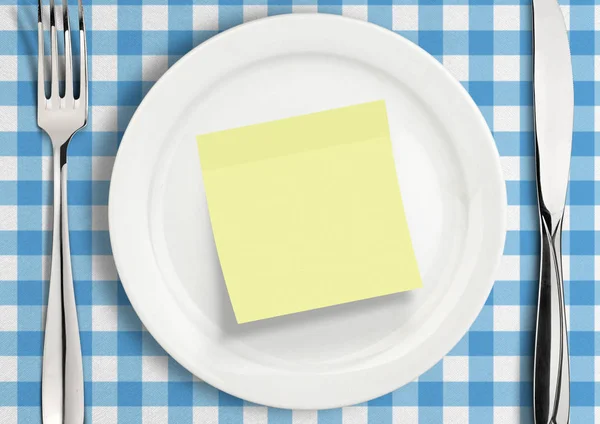 Apparecchiatura della tavola con adesivo nota bianca sulla piastra, concetto di promemoria — Foto Stock