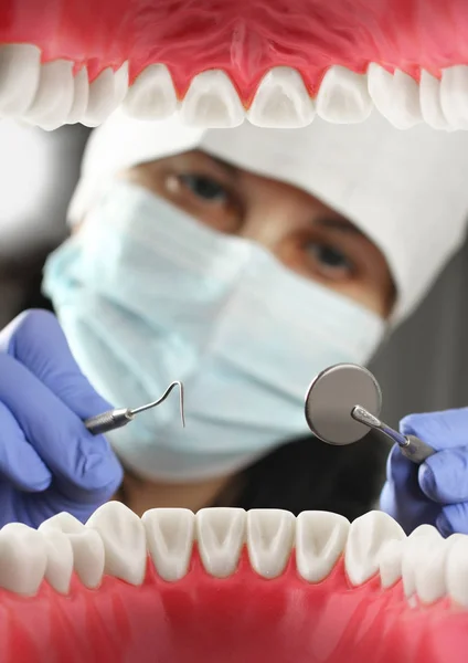 Dentista trata los dientes, Vista interior de la boca. Enfoque suave —  Fotos de Stock