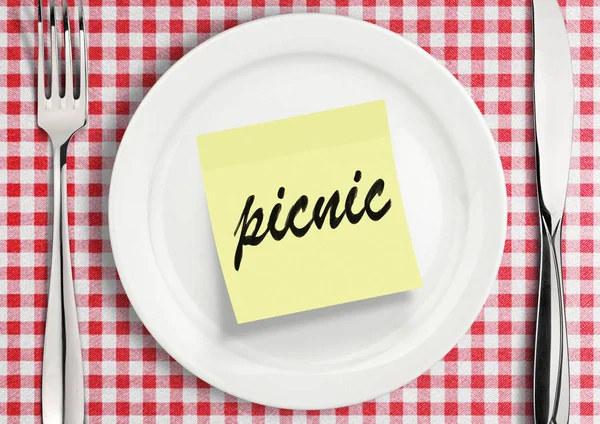 Apparecchiatura del tavolo con adesivo nota sul piatto, concetto di tempo di picnic — Foto Stock