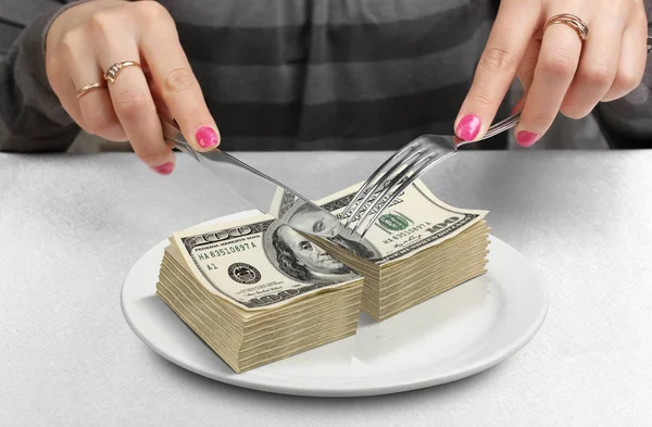 Χέρια κομμένα χρήματα στο πιάτο, περικοπή προϋπολογισμού έννοια — Φωτογραφία Αρχείου