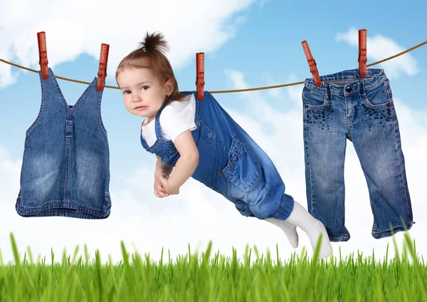 Concepto creativo de tareas domésticas confusas, niño divertido colgando de un coágulo — Foto de Stock