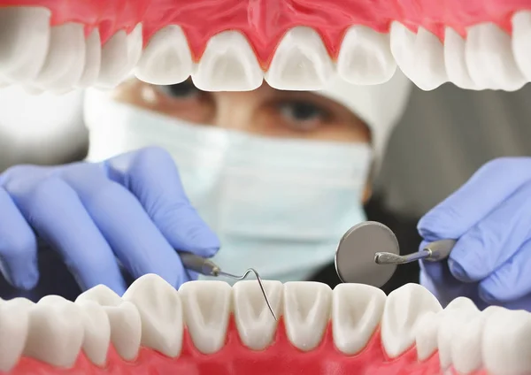 Concepção de exame dentário, visão interior da boca. Foco suave — Fotografia de Stock