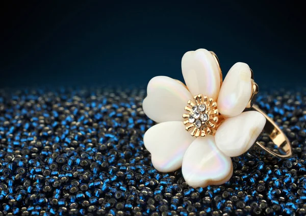 Schmuckring mit Perlmutt auf blauen Perlen mit Kopierraum — Stockfoto