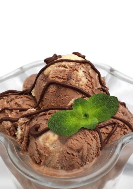 yakın çekim kahverengi dondurma kaşık toz Beyaz ramekin içinde