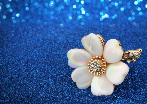 Smycken ring med pärlemor på blå glitter, kopia-utrymme — Stockfoto