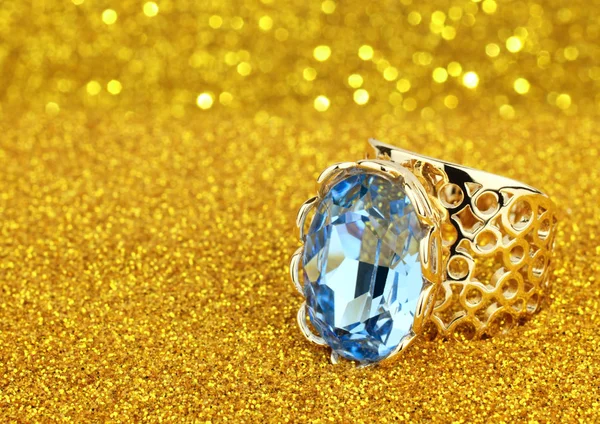 Jewelry ring with big diamond on golden background — Stock Photo, Image