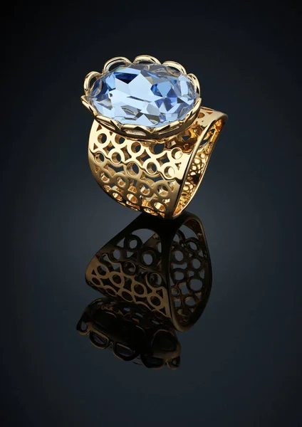 Золотое кольцо с большим камнем на черном фоне Стоковое Фото