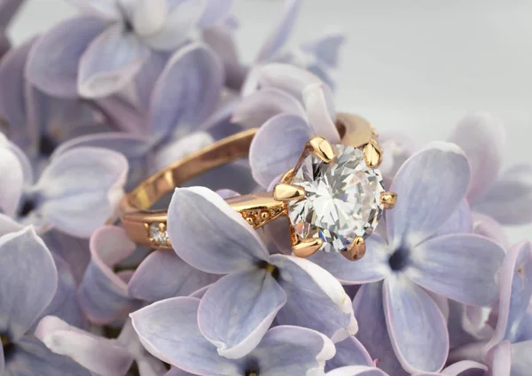 Anel de jóias com diamante na flor violeta, foco suave — Fotografia de Stock