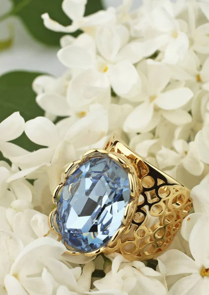 Anillo de joyería con gemas en flor blanca — Foto de Stock