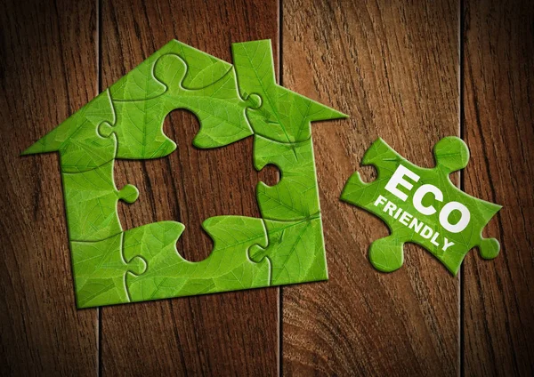 Eco concepto de casa, casa hecha de rompecabezas verde Imagen de stock