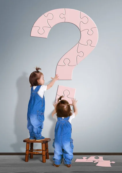 Kinderen vraag concept. Kleine kinderen gemaakt vraagteken uit Rechtenvrije Stockfoto's