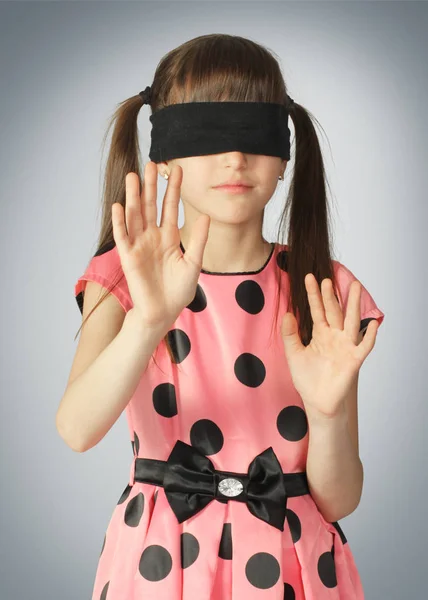 孩子的眼睛蒙上，盲目的概念 — 图库照片