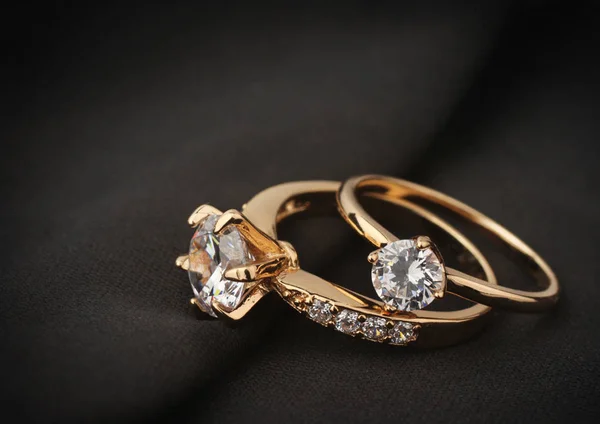 Anéis de jóias com diamante em pano preto, foco suave — Fotografia de Stock