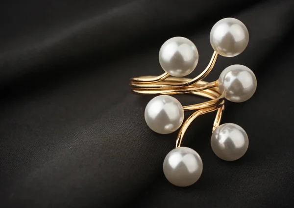 Pierścień biżuteria z perłami na czarną tkaniną, nieostrość — Zdjęcie stockowe