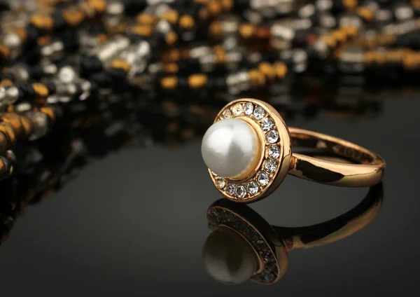 Jewelry ring with pearl on black background, soft focus — Stock Photo, Image