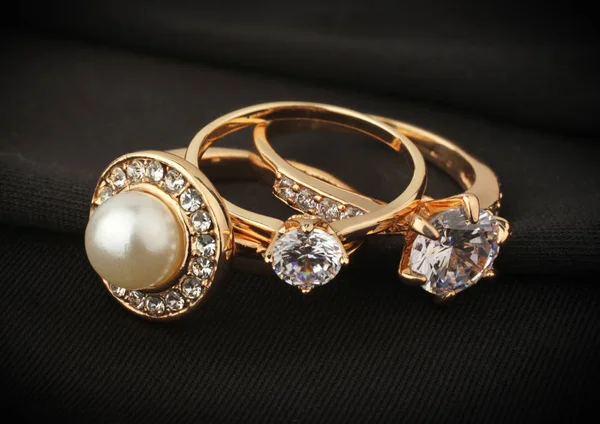 검은 천으로, 소프트 포커스에 다이아몬드와 보석 반지 — 스톡 사진