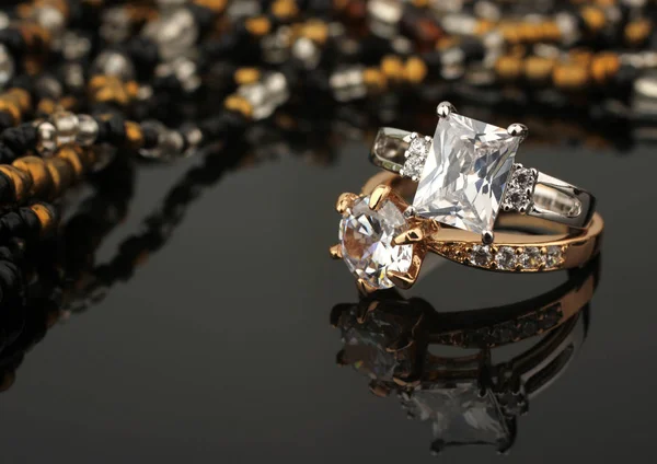 Anillos de joyería con diamantes sobre fondo negro, enfoque suave Fotos de stock libres de derechos