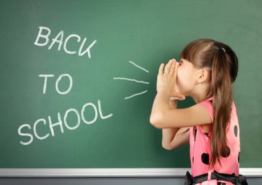 Geri okul kavramı, okul megafon sch yakınındaki bağırarak çocuk için