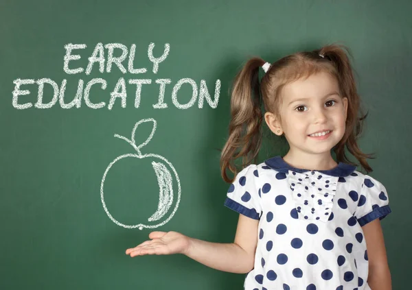 Vroege onderwijs concept, kind meisje in de buurt van school blackboard — Stockfoto