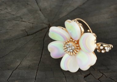 Takı yüzük, siyah ahşap zemin üzerine çiçek şekil