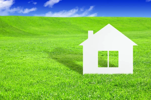 Zielona koncepcja domu, dom papieru na trawie — Zdjęcie stockowe