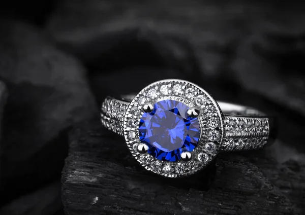 Anel de jóias com grande safira azul no fundo de carvão Darck — Fotografia de Stock
