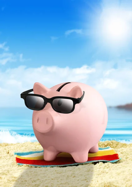 Piggy bank on the beach, money for travel concept — Stock Photo, Image