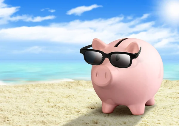 Piggy bank on the beach, money for travel concept — Stock Photo, Image