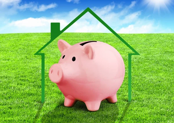 Megtakarítás a ház koncepció, malacka bank, a mező — Stock Fotó