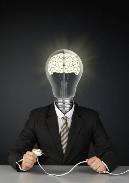 Uomo d'affari con testa lampadina e spina, interruttore cervello creativo — Foto Stock