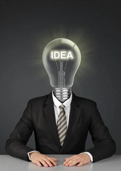 Empresário com lâmpada em vez de cabeça, conceito de grandes ideias — Fotografia de Stock
