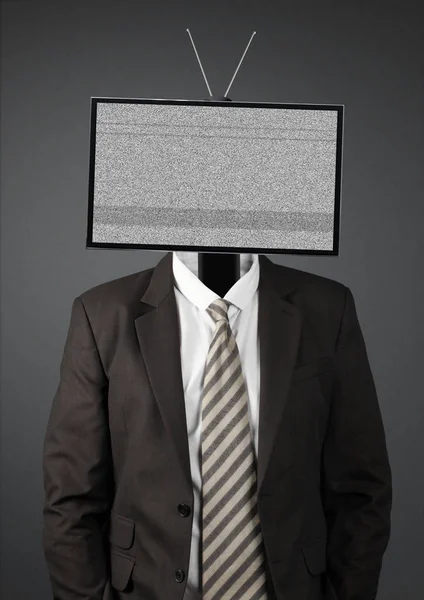 Empresário com cabeça de tv rmpty no fundo escuro — Fotografia de Stock