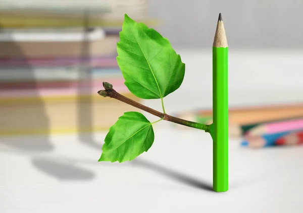 Conceito de ideia criativa, lápis com ramo e folhas na mesa — Fotografia de Stock